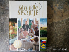 Nová, nevybalená kuchařka "Když jídlo spojuje"