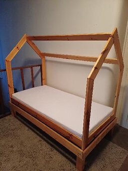 Dětská domečková postel
