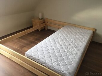 Manželská postel dřevěná, matrace 2x, noční stolky 2x