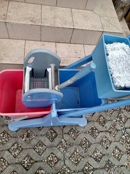 Čistič na okna + úklidový komplet