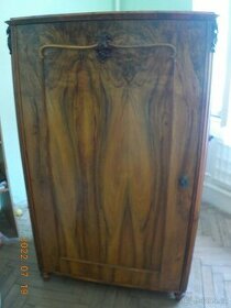 starožitná skříň - 1