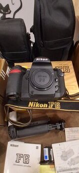 Jednooká zrcadlovka Nikon F6 s držákem baterií MB-40 a přisl