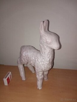 Keramická soška lamy