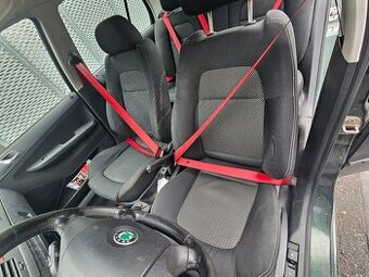 Sportovní sedačky Škoda fabia 1 s červenými pásy