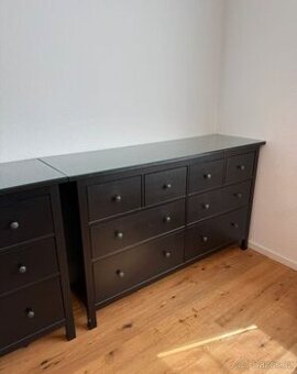 KOMODA HEMNES S OCHRANNÝM SKLEM