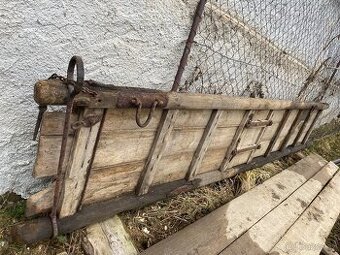 Rozebraný “bedňák” žebřiňák za koně