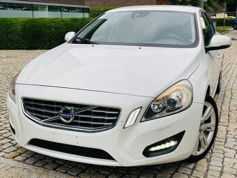 Volvo V60 2.0D 120KW AUTOMAT NAVI VÝHŘEV TAŽNÉ SERVISKA