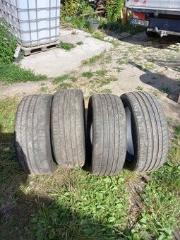 235/45R20