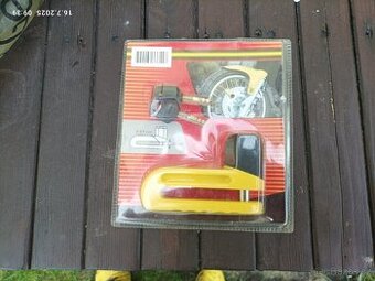 Zámek kotoučové brzdy na motorku.