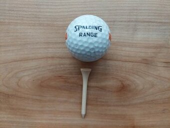 Golfové rekvizity, golf, golfový míček a téčko - SLEVA