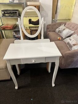 Hezký bílý toaletní stolek se zrcadlem a šuplíkem
