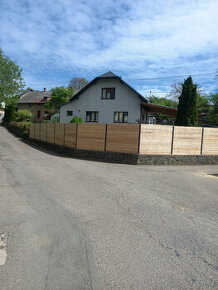 Plot s modřínovou výplní