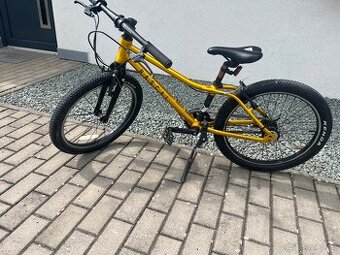 Detske kolo Rascal, zlata barva