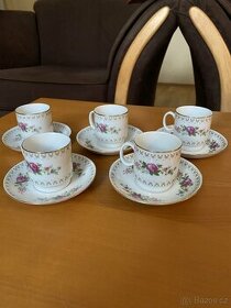 Malé porcelánové hrníčky s talířky