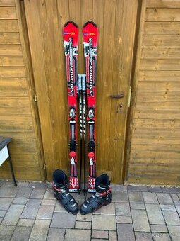 Lyže, boty, hůlky.