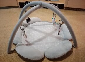 Hrací deka s odnímatelnou hrazdičkou