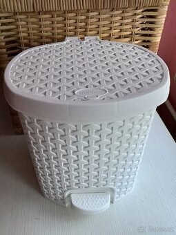 Bílý odpadkový plastový koš imitace ratan 5,5 l