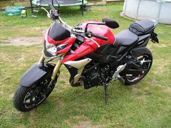 Suzuki GSR750 - 1