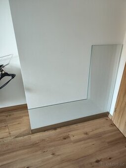 Kalené sklo před krb, rohové s fazetou