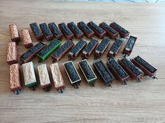 Vagonky s nákladem uhlí a písku.  TT