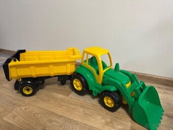 Prodám traktor s vlečkou.