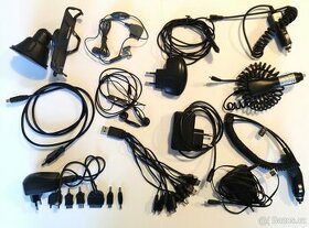 Staré nabíječky, adaptéry, sluchátka a držák pro mobily