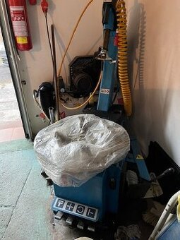 Plně automatický stahovák na pneu a vivažovačka pneu