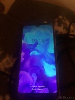 mobil Huawei 2016 má pár prasklin ale to moc nevadí - 1