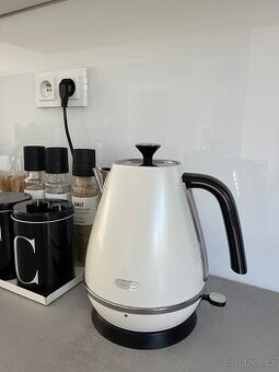 Rychlovarná konvice Delonghi Distinta Flair KBI2001.W
