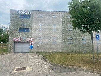 PRONÁJEM GARÁŽE V PARKOVACÍM DOMĚ