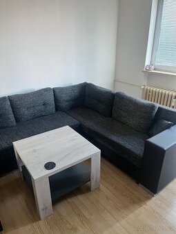 Moderní obývací skříňka + stolek – dělané na míru, ve skvělé