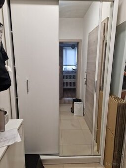 Předsíňová skříň