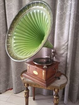 Salónní gramofon s troubou