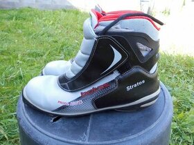 Lyže běžky, hole, boty.