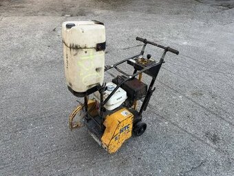 Řezačka asfaltu a betonu