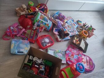 Hračky, odrážedlo, traktory, auta, pro nejmenší