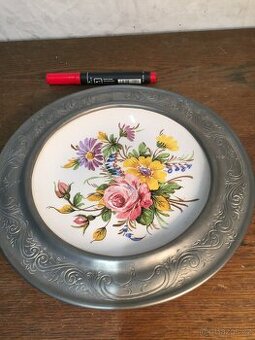 cínový talíř majolika a masivní montáž cín punc anděl