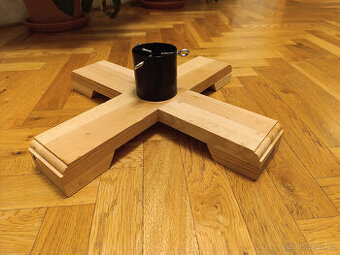 Dřevěný stojan na stromek