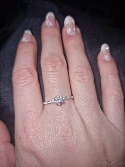 Stříbrný prsten s moissanitem