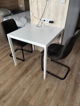 Jídelní stůl a židle