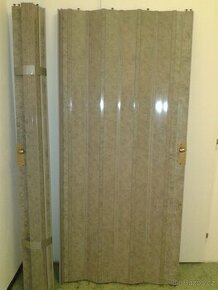 shrnovací dveře pro vest. skříň