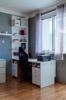 Prodám psací stůl s bočními poličkami