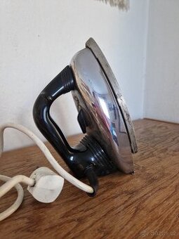 Starožitná žehlička