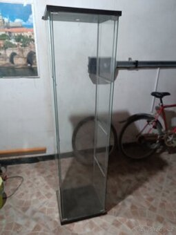 Skleněná vitrína od ikei