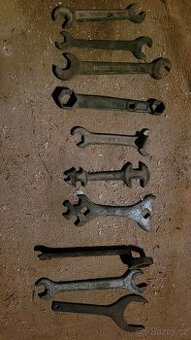 historické ruční vrtačky ,staré montážní klíče -veteran