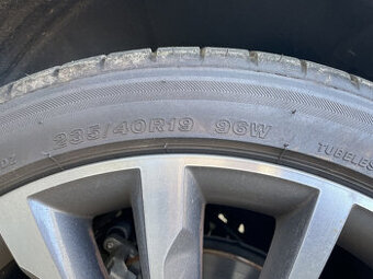 Letni Pneumatiky Bridgestone - Potenza 235/19. Výška 0,5cm.