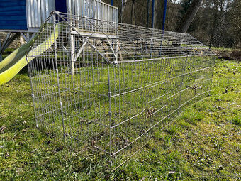 Kovový výběh pro králíky, morčata a jiné hlodavce.