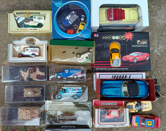 starší modely autíček auto kufr s dráhou motocykl formule aj