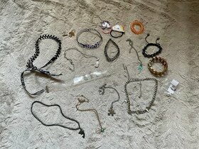 Sada různých náhrdelníků a doplňků