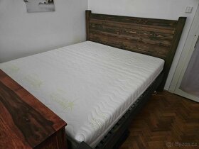 Rustikální postel Dobromír z masivu 180x200, šedohnědá barva